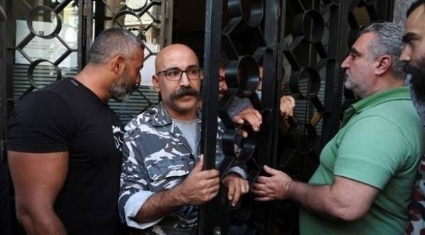 مصارف لبنان تواجه اقتحامات بالجملة من مودعين
