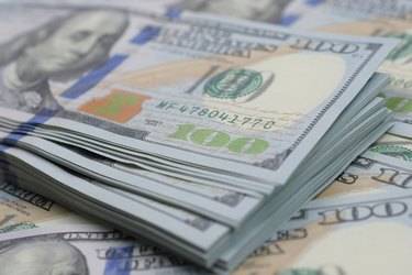دولار السوق السوداء يلامس مستوىً قياسيًا جديدًا