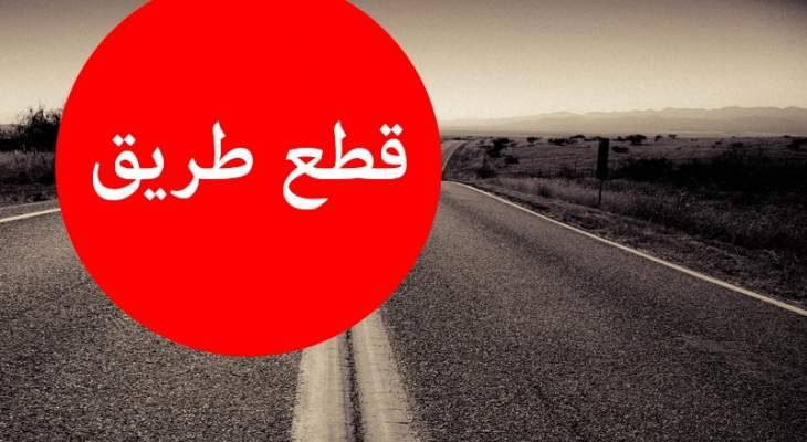 قطع السير على مستديرة الطيونة باتجاه كنيسة مار مخائيل من قبل بعض المحتجين