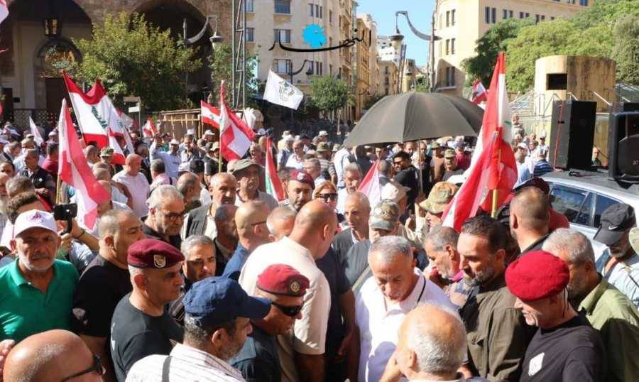 العسكريون المتقاعدون يخترقون الحواجز ويقتربون من مدخل مجلس النواب