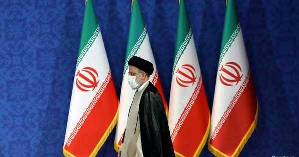 رئيسي: يمكن إعادة النظر في أساليب تطبيق قانون الحجاب