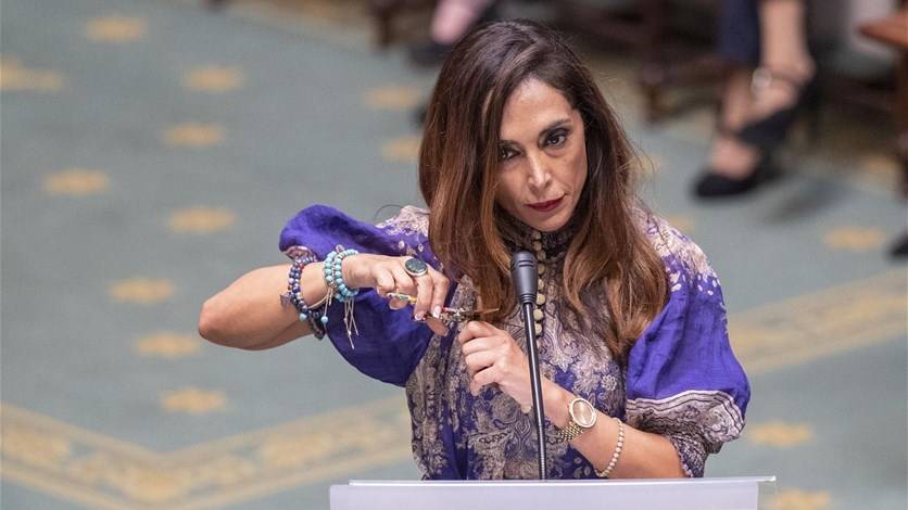 دعماً للمرأة الإيرانية.. وزيرة الخارجية البلجيكية تقص خصلة من شعرها
