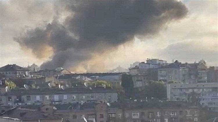 قتلى بانفجارات ضخمة في كييف.. والقصف طال جوار مكتب زيلينسكي