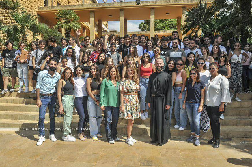 جامعة الروح القدس تكرّم فرقة 