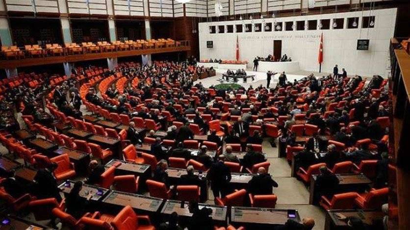 البرلمان التركي يقرّ قانوناً يجرّم نشر 