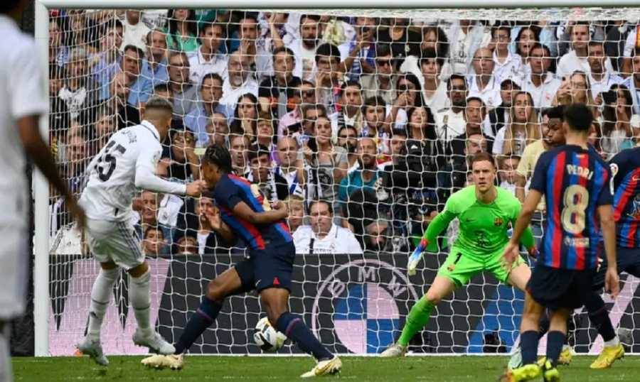 ريال مدريد يحسم الكلاسيكو… وينفرد بصدارة الدوري الإسباني