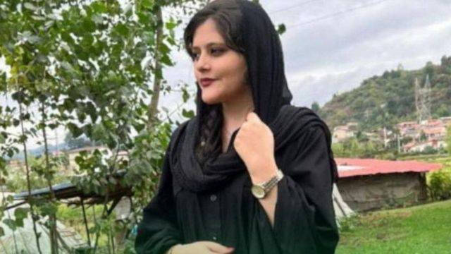 عائلة مهسا أميني: السلطات الإيرانية تفرض على أفراد أسرتها الإقامة الجبرية