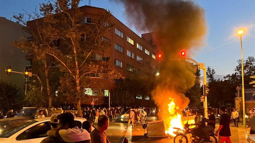 قوات الأمن الإيرانية تطلق النار على محتجين في محافظة كردستان