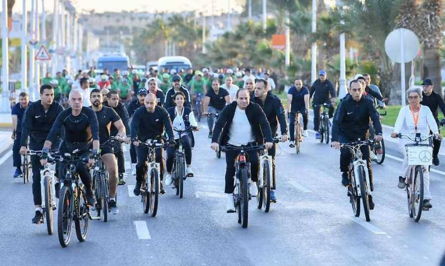 بالصورة.. جولة للسيسي بالدراجة في شرم الشيخ