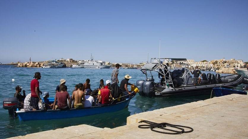 أهالي تونسيين فقدوا بالبحر ينبشون قبوراً بحثاً عن رفات ذويهم