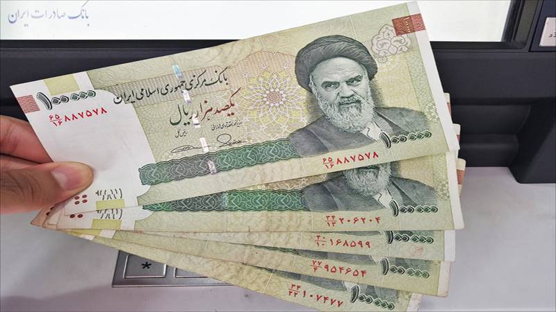انهيار العملة الإيرانية ووقف بيع وشراء الدولار!