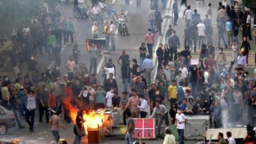 عدد قتلى احتجاجات إيران يرتفع.. وتهديدات تلاحق الصحفيين
