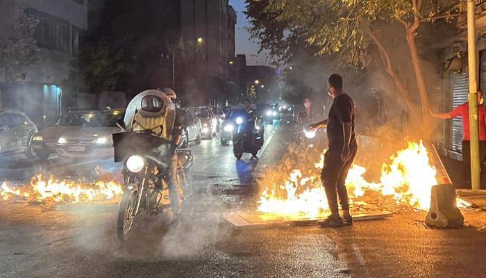 إيران.. الجيش يُهدّد بطرد بعض المحتجين بطلب من خامنئي