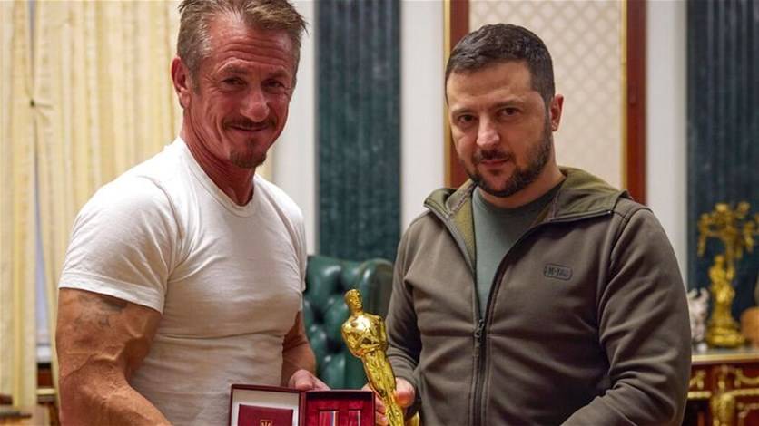 الممثل الأميركي شون بن يمنح جائزته الأوسكار للرئيس الأوكراني