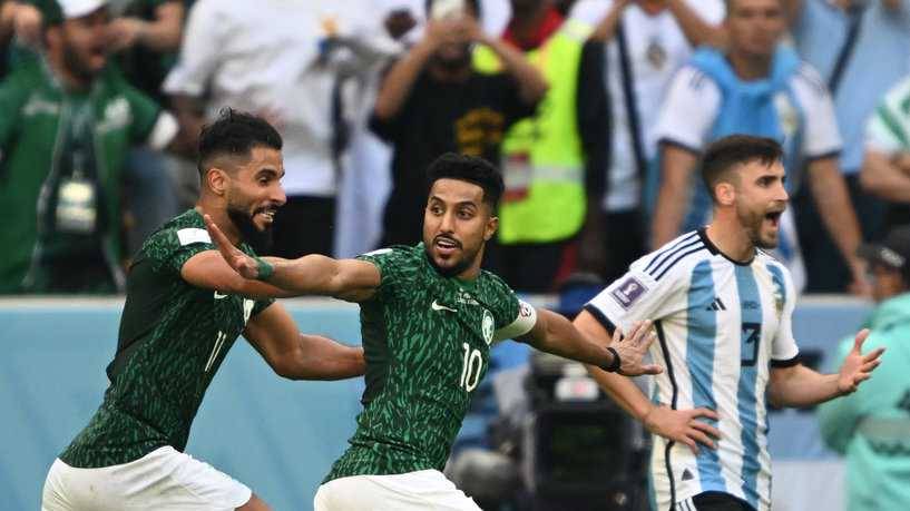 المنتخب السعودي يحدث مفاجأة من العيار الثقيل بالحاقه خسارة مدوية بنظيره الأرجنتيني (2-1)