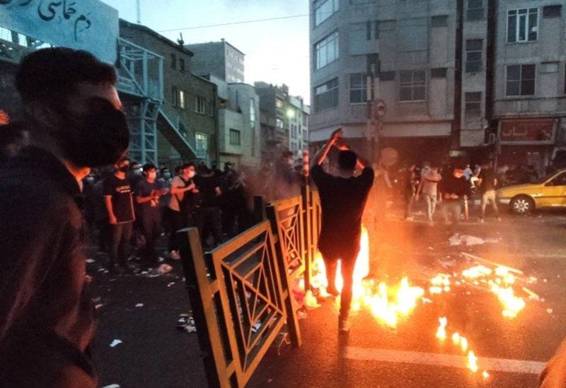 قلق من انشقاقات داخل الجيش الإيراني.. والمحتجون يستهدفون منزل الخميني!