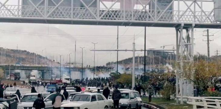 مواجهات بين المتظاهرين وقوات الأمن أمام مركز قيادة للحرس الثوري في مدينة بوكان بإيران