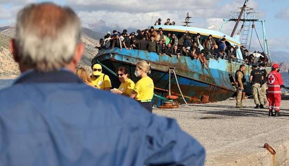اليونان تنقذ زورقا مكتظا بمئات المهاجرين غير الشرعيين