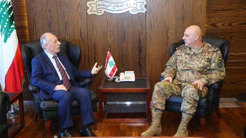 الوضع الأمني العام بين وزير الدفاع وقائد الجيش