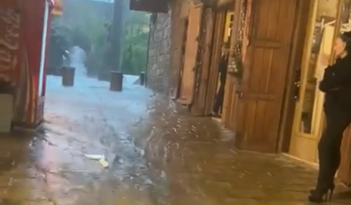 الأمطار تغمر السوق القديم في جبيل وتجرف معها الأوساخ والنفايات