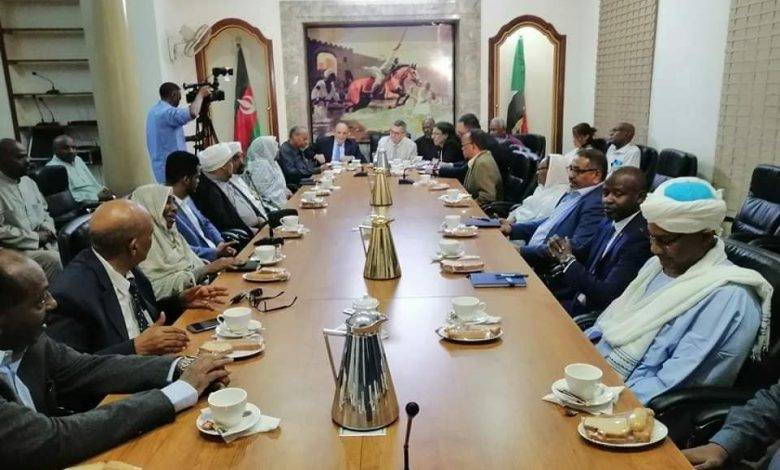 الأفرقاء السودانيون يحددون الاثنين موعداً لتوقيع الاتفاق الإطاري