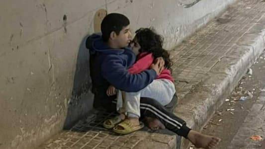 أحلام الطفولة على الرصيف.. صورة تشعل مواقع التواصل