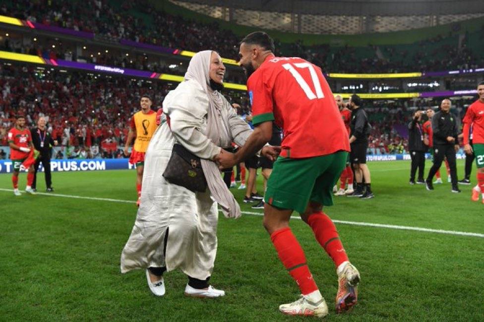 صورة بألف كلمة.. هكذا احتفل لاعب مغربي مع والدته