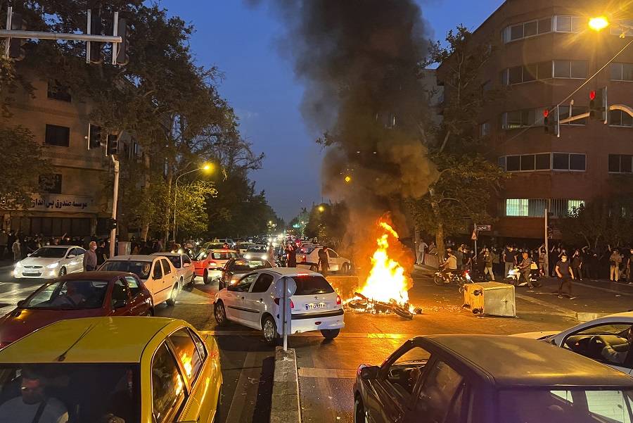 تظاهرات ليلية في إيران.. والعملة تنهار تحت ضغط الاحتجاجات