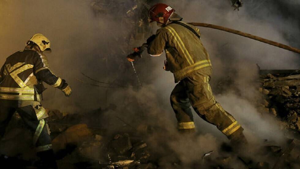 إصابة أكثر من 40 شخصاً بينهم حالات خطيرة بانفجار في مصنع غربي إيران