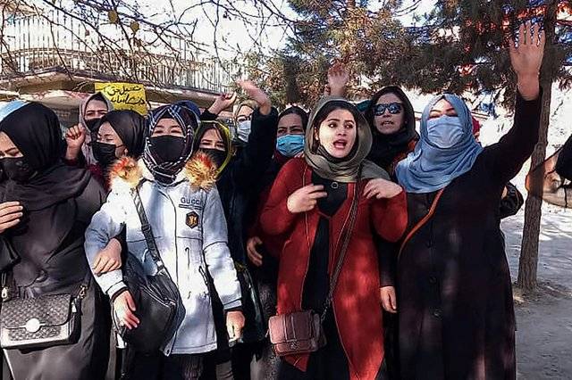 نساء يتظاهرن ضدّ حرمانهن من التعليم الجامعي في كابول
