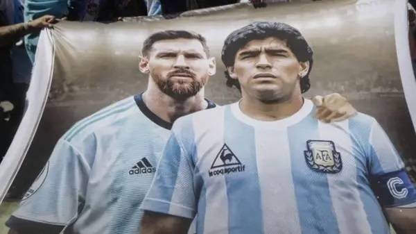 هل تعمد ميسي تقليد مارادونا برفع كأس العالم؟