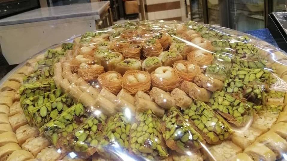 قبل الأعياد.. دوريات على محال الحلويات للتأكّد من الأسعار