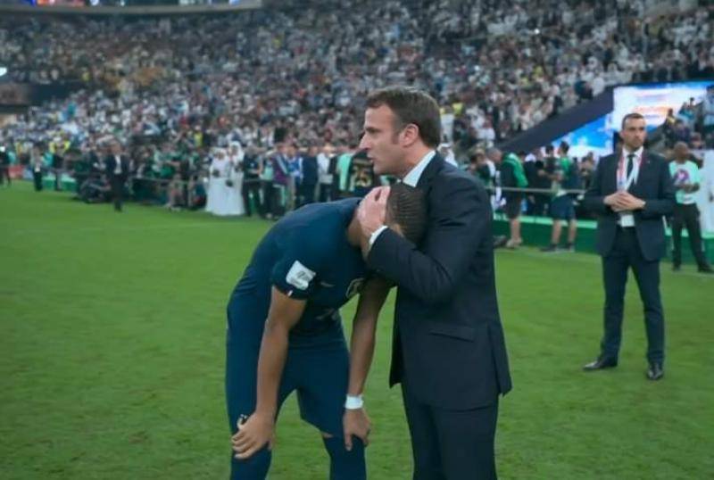 بالفيديو: ماكرون يواسي مبابي بعد خسارة نهائي كأس العالم