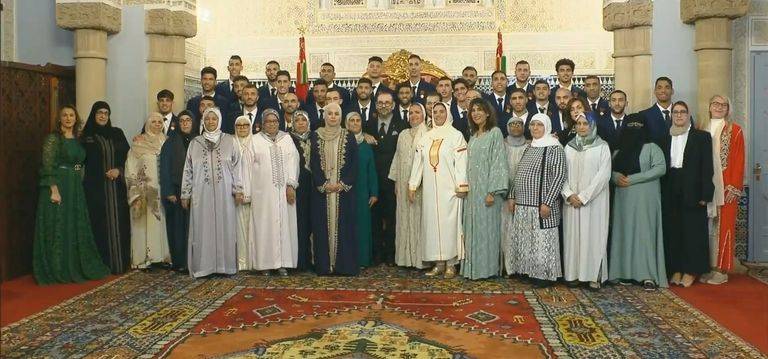 ملك المغرب يُكرّم أعضاء المنتخب ويمنحهم 