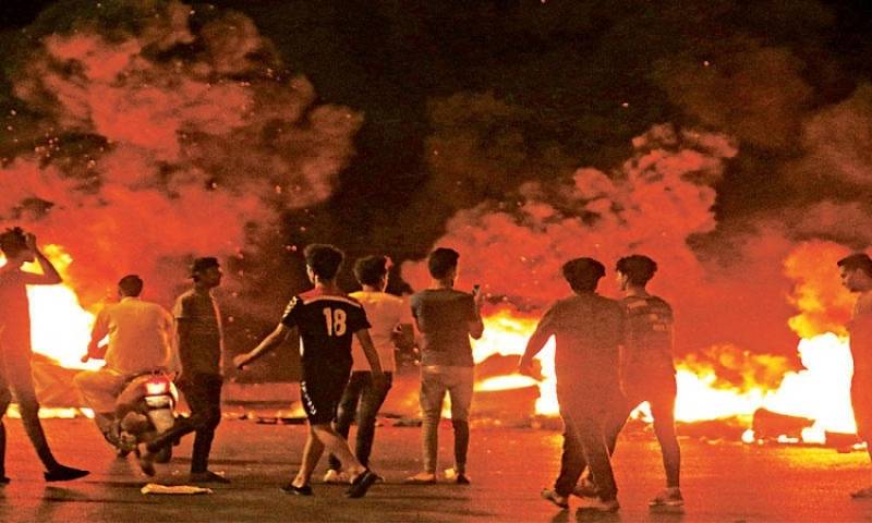 تواصل الاحتجاجات بإيران.. وإضرام النار بمقر للباسيج في قم