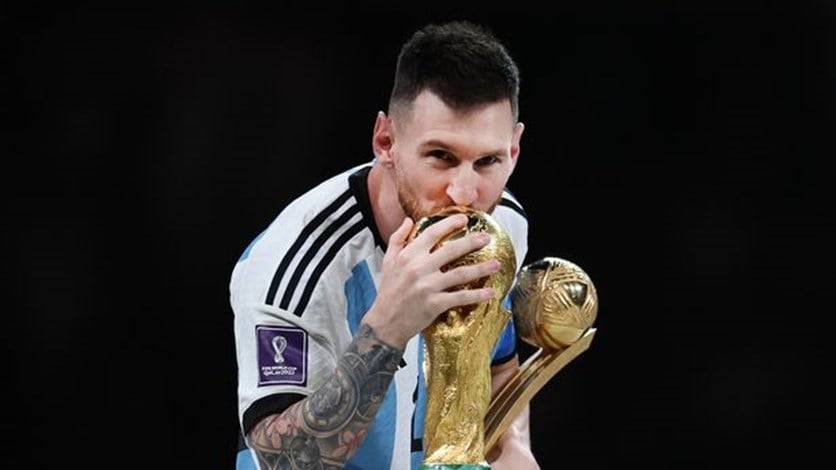 ميسي يحتضن كأس العالم في السرير!