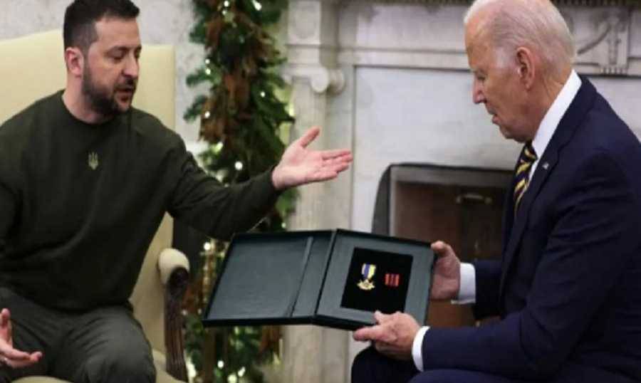 زيلينسكي يقدم لبايدن 