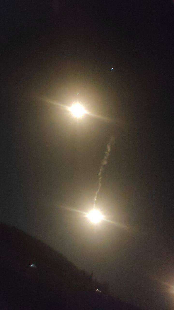 بالصور: قنابل مضيئة فوق الضهيرة الحدودية