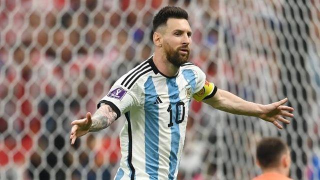 ميسي يسجل الهدف الأول للأرجنتين في مرمى فرنسا 1-0