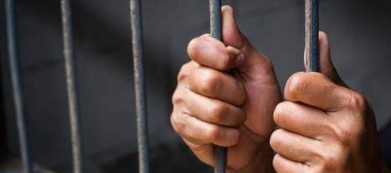 مطلوبان للقضاء بجرائم تجارة وترويج المخدِّرات في قبضة 