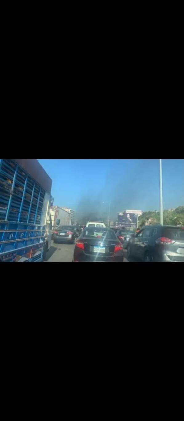 بالصورة: قطع الطريق عند نقطة خلدة بالإطارات المشتعلة