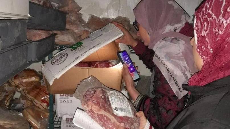 مداهمة لأحد أهم المطاعم في مغدوشة.. ومصادرة لحوم منتهية الصلاحية