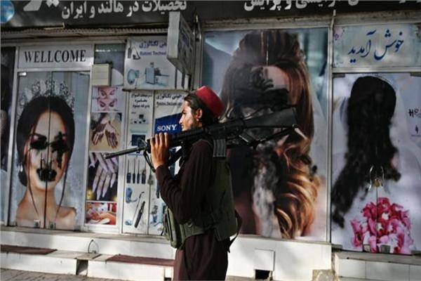طالبان تقرر إغلاق صالونات التجميل النسائية.. والمهلة 10 أيام