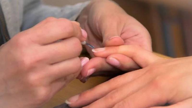 جلسة عناية بالأظافر تتحوّل إلى كابوس