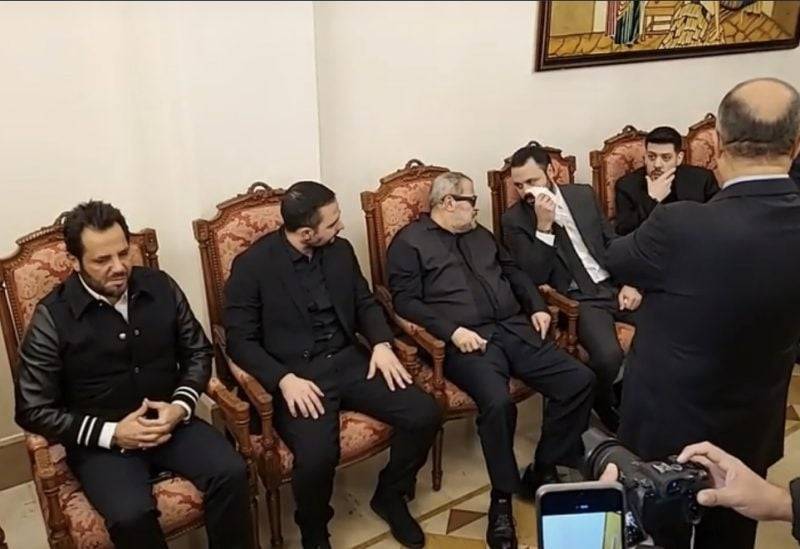 بالصور.. جورج وسوف وعائلته يتقبّلون التعازي بوفاة نجله