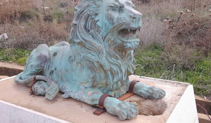 سرقة أحد نصب السباع البرونزية على المدخل الجنوبي لاهدن
