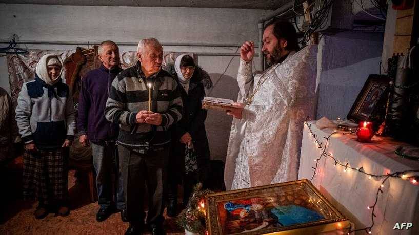 أوكرانيون وروس احتفلوا بعيد الميلاد الأرثوذكسي على وقع المعارك