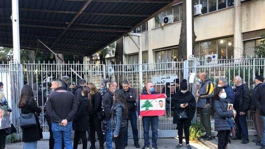 إصابات في صفوف أهالي ضحايا انفجار المرفأ نتيجة التدافع في قصر العدل في بيروت