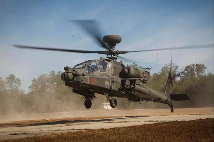 بريطانيا تقرر إمداد قوات كييف بـ 4 مروحيات قتالية من طراز APACHE