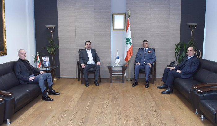 عثمان يلتقي وفداً من 